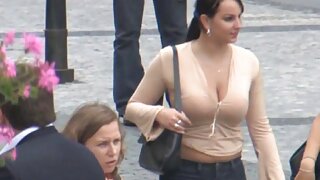 Obilna MILF brineta pokazuje svoje ukusno tijelo i velike mliječne sise