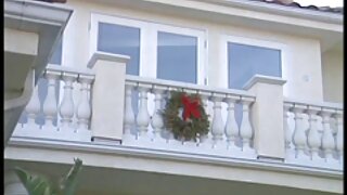 Nasmijana slatka brineta mami frajera da mu popuši slatku lizalicu