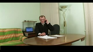 Seksi dugonoga brineta Miranda popuši sedokosom muškarcu Peteru