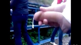 Dvije sparno kurve u oskudnoj odjeći učestvuju u trojku