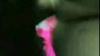 Čudesna ebanovina nimfovanka s velikim grudima zauzeta je jahanjem ukočenog kurca