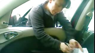 Zgodna azijska djevojka sklopljenih ruku se grubo jebe misionarski
