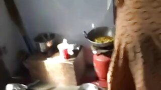 Vrela beba Anna Belle pokazuje svoju pičku u sauni
