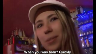 Sjajna pišačka pička Nicoleta dildo jebe svoj gadni obrijani muf