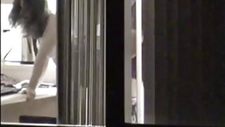 Prilično crnokosa riba imala je hot doggy seks sa svojim dečkom u spavaćoj sobi