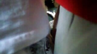 Zgodna azijska djevojka jaše i siše slatki kurac svog kinky drugara