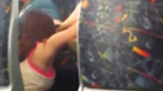 Impresivno zgodna azijska brineta uživa u sisanju bijelih i crnih kučića