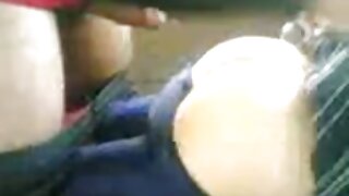 Prekrasna pripravnica u seksi uniformi medicinske sestre Kittina Ivory igra se sa svojom picom sjedeći na stolici