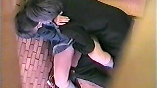 Zara se igra sa macom i jaše dildo igračku