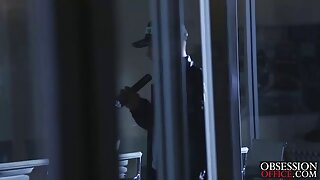 Ukusnog izgleda i vrelokrvna brineta Fox popuši u pozi u stilu 69