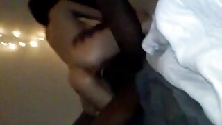 Upadljive cure s nervoznim izgledom daju krepko dvostruko pušenje u navrnutom FFM porno snimku utroje