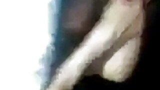 Apetizirajuća puna beba po imenu Sunny Leone igra se sa svojim novim crvenim dildom