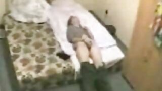 Zgodna i čudna sekretarica trlja čvrste kučiće i sisa ih u kancelariji jednog po jednog
