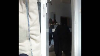 Strastveni jedači mačkica sa slatkim sisama strastveno se ugađaju jedno drugom