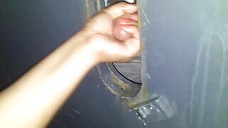 Nestašni tip siše sise šarmantne brinete i dobija BJ za nagradu