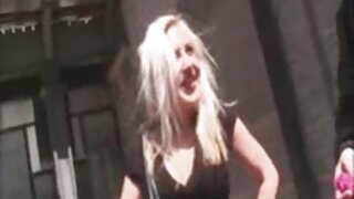 Kovrdžava slatka crvenokosa po imenu Trešnja nikada ne propušta priliku da popuši kurac